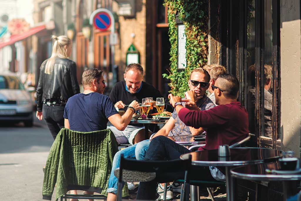 Drenge på café i Latinerkvarteret