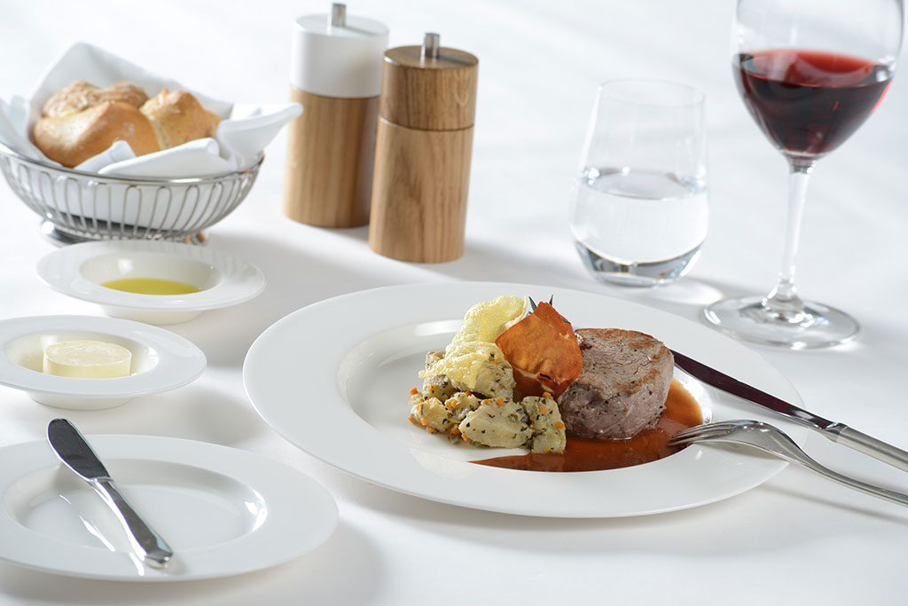 veal steak with Obwalden ham and oregano, tomato jus, polenta bramata with parsley and braised artichokes