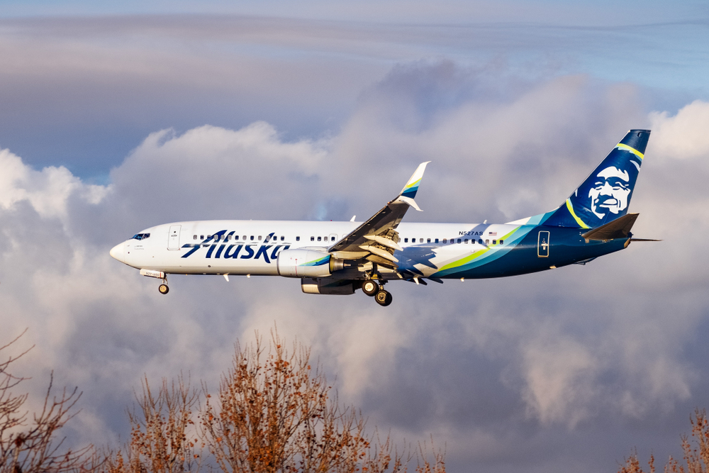 An Alaska jet lands in Winter