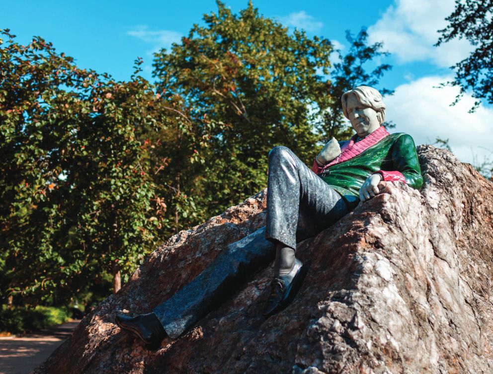 Oscar Wilde Statue in Merrion Square Park by Salvador Maiquiz