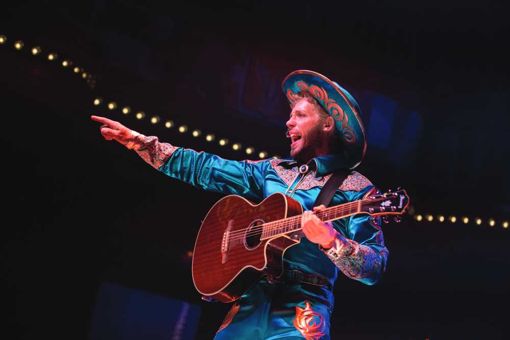 Blue Jackson Atomic Saloon Show (Photo by Erik Kabik for Spiegelworld)