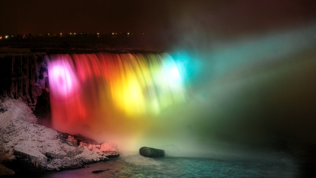Niagra Falls Winter (Photo by Sam Horine Niagra)